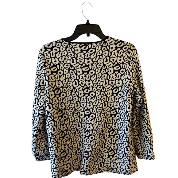 Ann Taylor Black White Leopard Print Sweater Size M Pre-Owned Good condition. - Picture 2 of 3